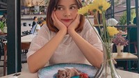 Selebgram cantik yang tergabung dalam manajemen yang dinaungi Awkarin ini, bagikan fotonya saat menikmati hidangan dessert lucu berbentuk anjing menggemaskan. Foto: Instagram @safiracrespin