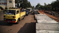 Arus lalu lintas di sekitar proyek turap tampak ramai lancar.