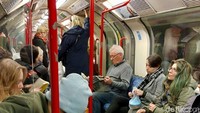 Jika ingin naik ke dalam kereta, perhatikan celah peron yang lebih rendah dibandingkan pintu masuk kereta. Inilah yang membuat kereta di London terkenal dengan istilah Mind the Gap lantaran jika ingin naik dan turun dari kereta, penumpang harus berhati-hati karena permukaan pintu masuk kereta dan peron tidak sama.