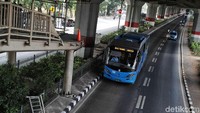 Pagar yang patah tampak masih tergeletak di bawah JPO.