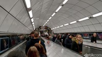 London Underground sudah mulai beroperasi pada tahun 1863, di mana saat itu kereta masih mengandalkan tenaga uap hingga akhirnya mulai mencoba penggunaan tenaga listrik pada 1890.
