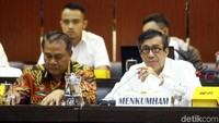 Rapat sempat diskors selama lima menit karena belum memenuhi kuorum rapat. Setelah itu, Supratman menyatakan rapat terbuka untuk umum.