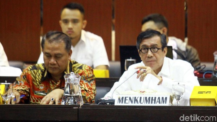Menkum HAM Yasonna Laoly menghadiri rapat kerja bersama Badan Legislasi (Baleg) DPR. Rapat membahas usulan Program Legislasi Nasional (Prolegnas) 2020-2024.