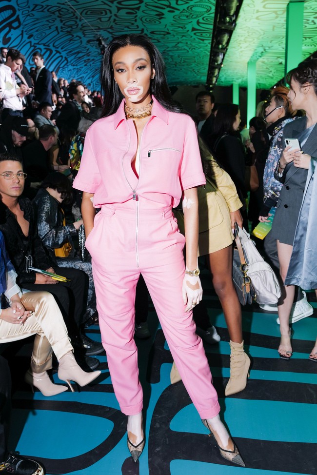 Model Winnie Harlow muncul dalam balutan busana serba pink. (Foto: dok. Dior)
