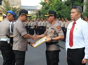 Kapolda Metro Beri Pin Emas ke 26 Anggotanya yang Bongkar Mafia Properti