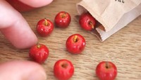 Bentuk kreasi makanan ini merupakan ide kreatif yang terinspirasi dari makanan di sekitarnya. Seperti pada miniatur buah apel ini yang satu ini. Foto: Instagram @tomoko_misumi_tchaiko