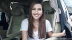 Penampilan Ayu Ting Ting dengan Rok Mini