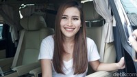 Ia hanya melemparkan senyum setiap ditanya soal kritik netizen dan hatters kepadanya. Pool/Palevi S/detikFoto.