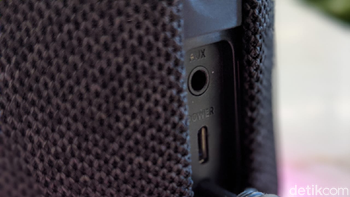 Terdapat port jack audio 3,5 mm dan microUSB. Foto: Adi Fida Rahman/detikINET