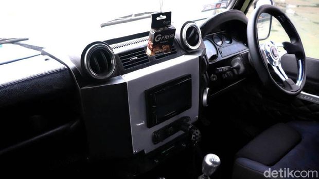 Land Rover Defender Jenderal Penjelajah Hutan