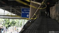 Sebagian pagar pembatas JPO patah akibat ditabrak truk.