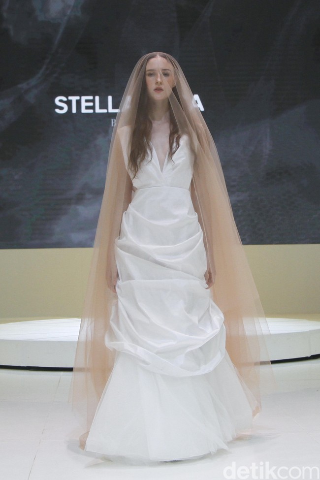 Fashion show koleksi gaun pengantin terbaru rancangan Stella Rissa di IPMI Trend Show 2020, Senayan City, Jakarta. Rabu [6/11/2019]. Foto: Mohammad Abduh/Wolipop