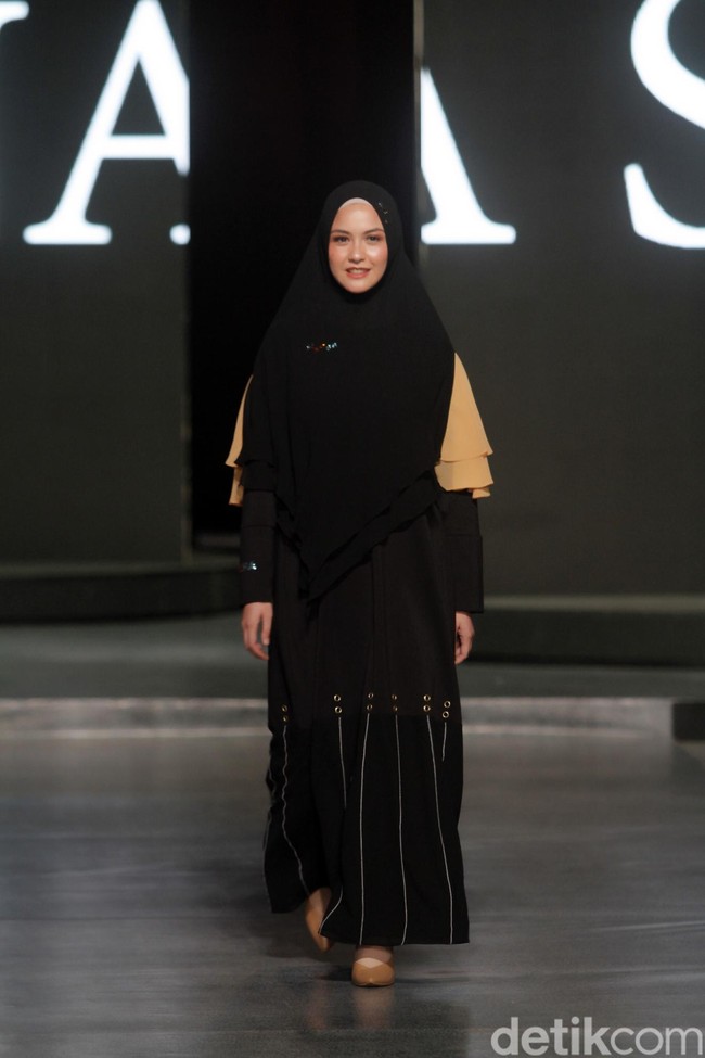 Hadir pula Revalina S. Temat. Ia memesona dengan abaya hitam yang dihiasi lengan coklat bergaya ruffle bertumpuk. Foto: Mohammad Abduh/Wolipop