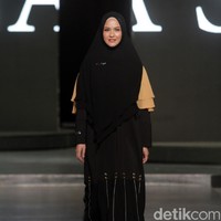 Hadir pula Revalina S. Temat. Ia memesona dengan abaya hitam yang dihiasi lengan coklat bergaya ruffle bertumpuk. Foto: Mohammad Abduh/Wolipop