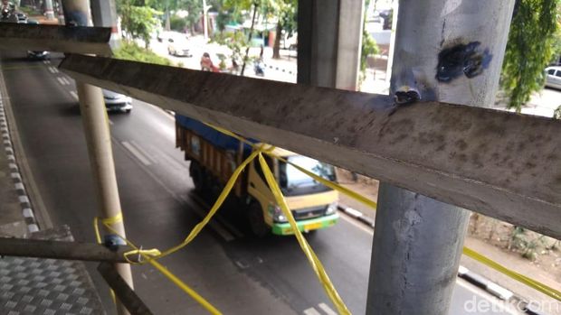 Pagar Sementara Dipasang di JPO Ahmad Yani yang Bolong Gegara Ditabrak Truk