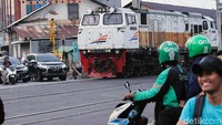 Keberadaan palang kereta api sesungguhnya untuk mengantisipasi dan meminimalisir kecelakaan yang terjadi antara pengendara motor dan mobil dengan kereta api.