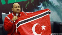 Anggota Dewan Perwakilan Daerah (DPD) RI dari pemilihan Aceh, Fachrul Razi memperlihatkan Bendera Rakyat Aceh mirip dengan Bendera GAM saat memberikan keterangan pers di Presroom DPR, Komplek Parlemen, Senayan, Jakarta, Rabu (4/12/2019).