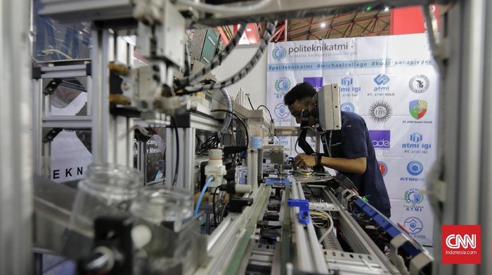 Karyawan mengoperasikan alat industri yang dipamerkan dalam Manufacturing Indonesia 2019 di JIExpo, Kemayoran, Jakarta, Rabu, 4 Desember 2019. Pameran tentang teknologi peralatan industri baik dari dalam dan luar negeri tersebut berlangsung 4-7 Desember 2019. CNNIndonesia/Adhi Wicaksono.

Pameran Manufacturing Indonesia yang ke 30 ini diikuti oleh 1.500 peserta dari 39 negara seperti Jepang, Amerika Serikat, Belanda, Brazil, Cina, Inggris, Italia, Jerman, Kanada, Korea Selatan, Singapura, Swiss dan lainnya.

Deretan produk dan terobosan teknologi khususnya yang mengadopsi teknologi informasi dan komunikasi seperti Internet of Things (IoT), Cloud Computing, Artificial Intelligence, Mobility Virtual, Augmented Reality dan Big data juga dihadirkan.


Riset McKinsey mengungkapkan bahwa industri 4.0 memberikan dampak yang signifikan terhadap sektor manufaktur di Indonesia. Penerapan digitalisasi pada industri akan mendorong pertambahan hingga US$150 miliar atau sekitar Rp2.100 triliun lebih atas hasil ekonomi di 2025. (CNN Indonesia/Adhi Wicaksono)