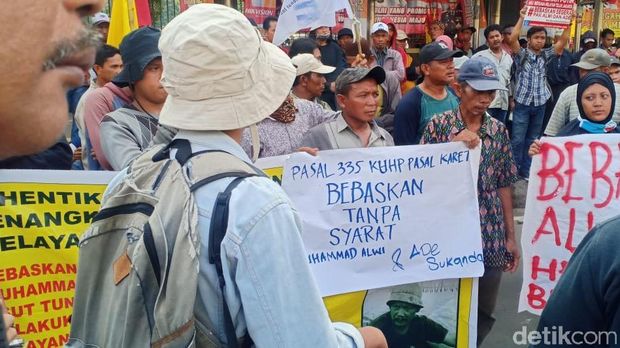 Warga Kampung Dadap dan Kamal Muara menggelar aksi demonstrasi di depan Markas Polda Metro Jaya. 