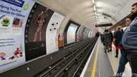 Pengalaman berjalan di stasiun juga menyenangkan ditemani berbagai macam iklan yang memenuhi dinding stasiun. Iklan-iklan tersebut ditempel sangat rapi hingga ke peron dan dinding jalur kereta.