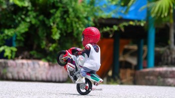 Beraksi dengan motor. Foto: facebook.com/spidey.adventure/