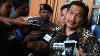 Selain itu, jaksa mengatakan, Bowo Sidik menerima gratifikasi SGD 700 ribu dan Rp 600 juta (sekitar Rp 7,7 miliar). Penerimaan gratifikasi tersebut berkaitan pengurusan anggaran di DPR hingga Munas Partai Golkar.