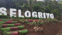 Papan penanda Candi Selogriyo yang berukuran besar. Tak sedikit juga wisatawan yang berfoto di spot ini (Eko/detikcom)