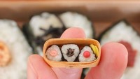 Makanan Jepang adalah makanan yang paling banyak menginspirasi karyanya. Seperti pada makanan Jepang yang satu ini dikemas rapi menggunakan klakat bambu. Foto: Instagram @tomoko_misumi_tchaiko