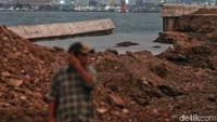Tanggul yang masuk dalam proyek Terpadu Pesisir Ibukota Negara atau National Capital Integrated Coastal Deveploment (NCICD) di Muara Baru, Penjaringan, Jakarta Utara jebol.