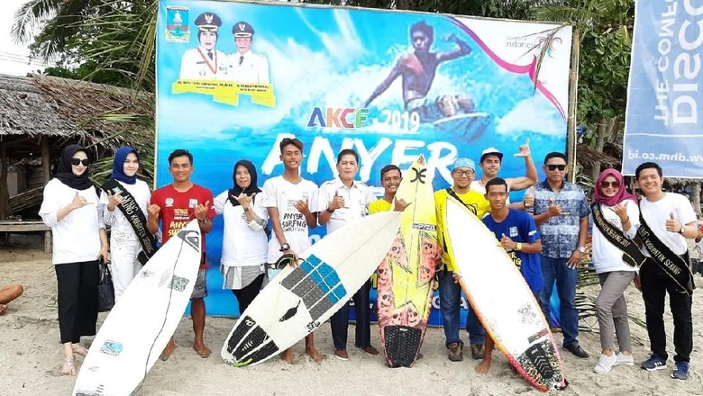 Peselancar Lokal & Mancanegara Ramaikan Kompetisi Surfing di Anyer Peselancar Lokal & Mancanegara Ramaikan Kompetisi Surfing di Anyer