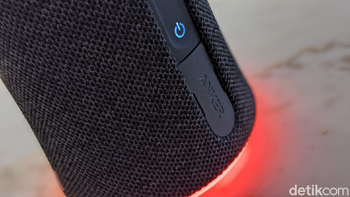 Di bagian samping ada tombol power dan Bluetooth. Foto: Adi Fida Rahman/detikINET
