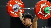 Dia mendapatkannya dari angkatan snatch 142 kg dan clean and jerk pada 177 kg.