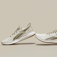 Fashion masih menjadi salah satu penyumbang limbah terbesar di dunia. Prihatin, sejumlah brand dan desainer ternama pun mulai memperkenalkan koleksi busana dan aksesori ramah lingkungan sebagai solusi. Salah satunya Reebok yang akan merilis sneakers ramah lingkungan bernama Forever Floatride GROW di musim gugur 2020. (Foto: Dok. Reebok)