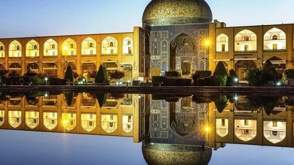 Pesona kota kuno Muslim, Isfahan di Iran selalu berhasil mengundang decak kagum. Alun-alun bersejarah hingga arsitektur bangunan yang masih otentik, membuat Isfahan tak ubahnya berlian yang tak lekang oleh waktu (Iran Tourism) Pesona kota kuno Muslim, Isfahan di Iran selalu berhasil mengundang decak kagum. Alun-alun bersejarah hingga arsitektur bangunan yang masih otentik, membuat Isfahan tak ubahnya berlian yang tak lekang oleh waktu (Iran Tourism)