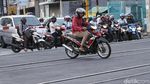 Jangan Ditiru! Pemotor Terobos Palang KA