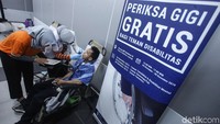 Tak hanya dapat memeriksakan kesehatan gigi dan mulut, teman-teman difabel juga dapat melakukan pemeriksaan kesehatan secara general seperti memeriksa tekanan darah.