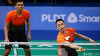 Di partai kedua, ganda putra Indonesia Fajar Alfian/Muhammad Rian Ardianto gagal membendung perlawanan Chia Teng Fong Aaron/Soh Wooi Yik. Fajar/Rian tumbang dengan skor 17-21, 13-21.
