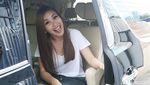 Penampilan Ayu Ting Ting dengan Rok Mini
