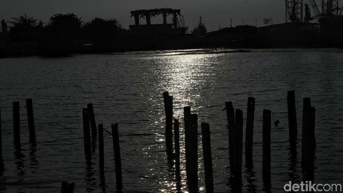 Sejumlah warga beraktiftas di kawasan Pantai Marunda yang terdampak Rob, Selasa (3/12). Kota Jakarta diprediksi akan tenggelam di tahun 2050, atau bahkan lebih cepat. Beberapa kajian menyebutkan bahwa di Jakarta Utara penurunan permukaan tanah mencapai 7,5-18 cm per tahun.