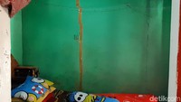 Sebagian warga terpaksa melakban dinding rumahnya yang retak.