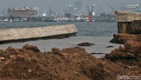 Tanggul yang jebol berada di area pelabuhan dan tidak membahayakan pemukiman warga.