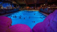 Ini adalah salah satu kolam besar di Rulantica. Suasananya seperti di malam hari (Rulantica EN/twitter)