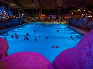 Potret Kolam Renang Indoor Seluas 5 Kali Lapangan Sepakbola