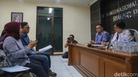 Mereka diterima oleh komisioner Komnas HAM Choirul Anam dan Wakil Ketua Komnas HAM Sandrayati Moniaga.