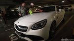 Malu Deh! Mobil Mewah Kok Ditempel Stiker Pajak