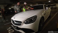Mercedes-Benz tersebut menunggak pajak pokok Rp 26,746 juta. Nilai tersebut, menurutnya, tidak termasuk denda pajak.