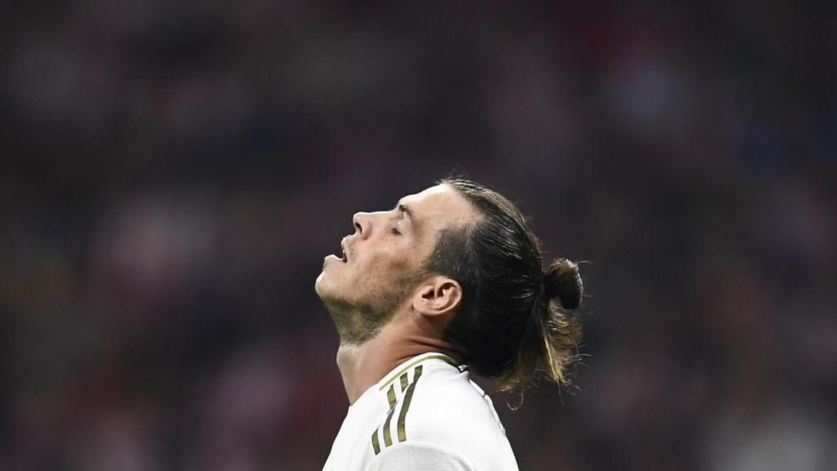 Pemain bintang Real Madrid Gareth Bale dibela Zinedine Zidane usai cedera lagi. Foto: OSCAR DEL POZO / AFP
