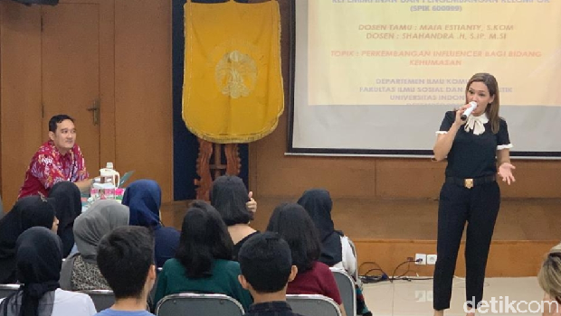 Maia bersama Humas Kementerian Kelautan, Shahandra Hanitiyo.