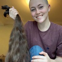 Pengobatan kemoterapi untuk melawan kanker biasanya dibarengi dengan kerontokan rambut parah. Tak jarang dari mereka sampai harus kehilangan rambutnya sampai botak. Untuk itu, para wanita ini rela mendonasikan rambut agar bisa dibuat menjadi wig dan dikenakan untuk para pasien kanker yang kehilangan rambutnya. Ini dia foto transformasi mereka. Foto: Dok. Boredpanda, Instagram, Reddit