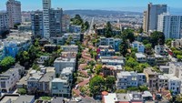 Jalan Lombard St, San Francisko ini juga tekeenal dengan julukan Jalan Paling Berkelok di Dunia karena tikungannya yang tajam dan berkelok-kelok. Jalanan di San Fransisko ini juga dilengkapi dengan bangunan-bangunan berwarna cerah dan sedap di pandang mata. (iStock)